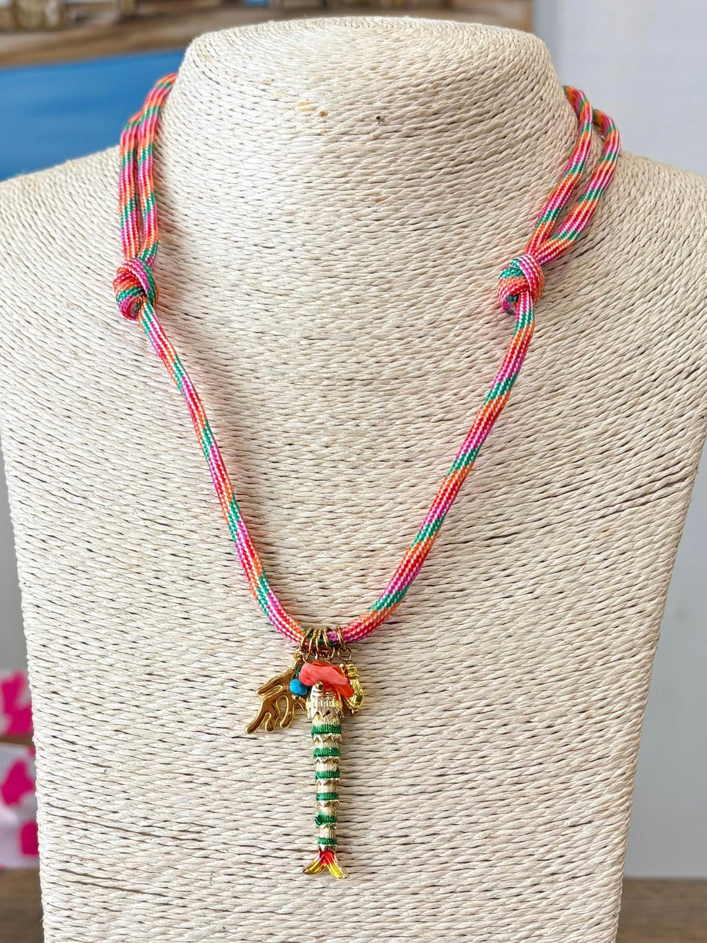 ADJUSTABLE THREAD NECKLACE