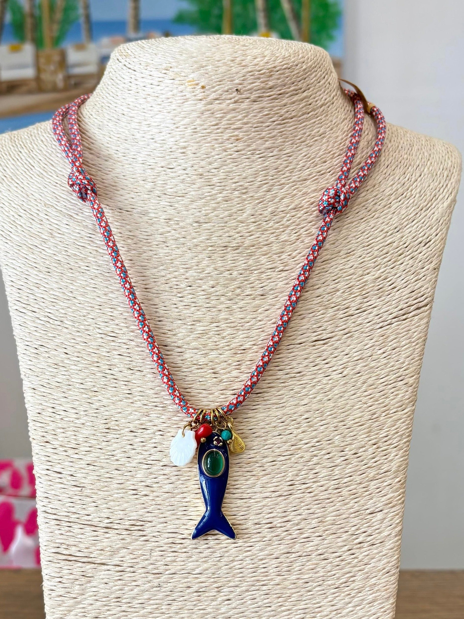 ADJUSTABLE THREAD NECKLACE