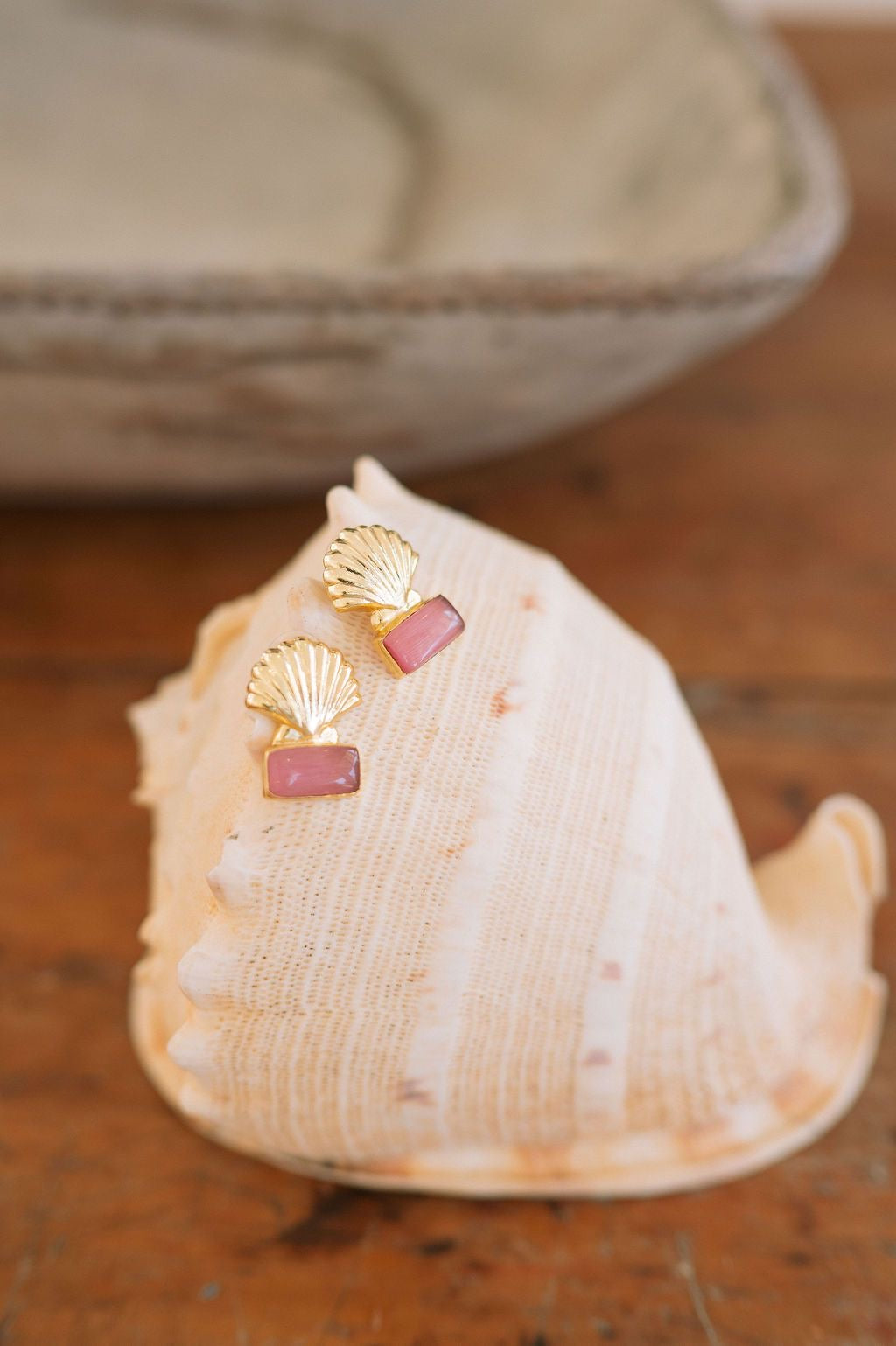GOLD CLAM EARRINGS