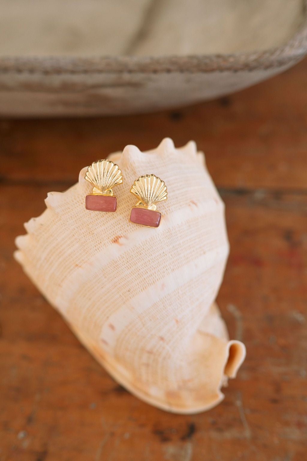 GOLD CLAM EARRINGS